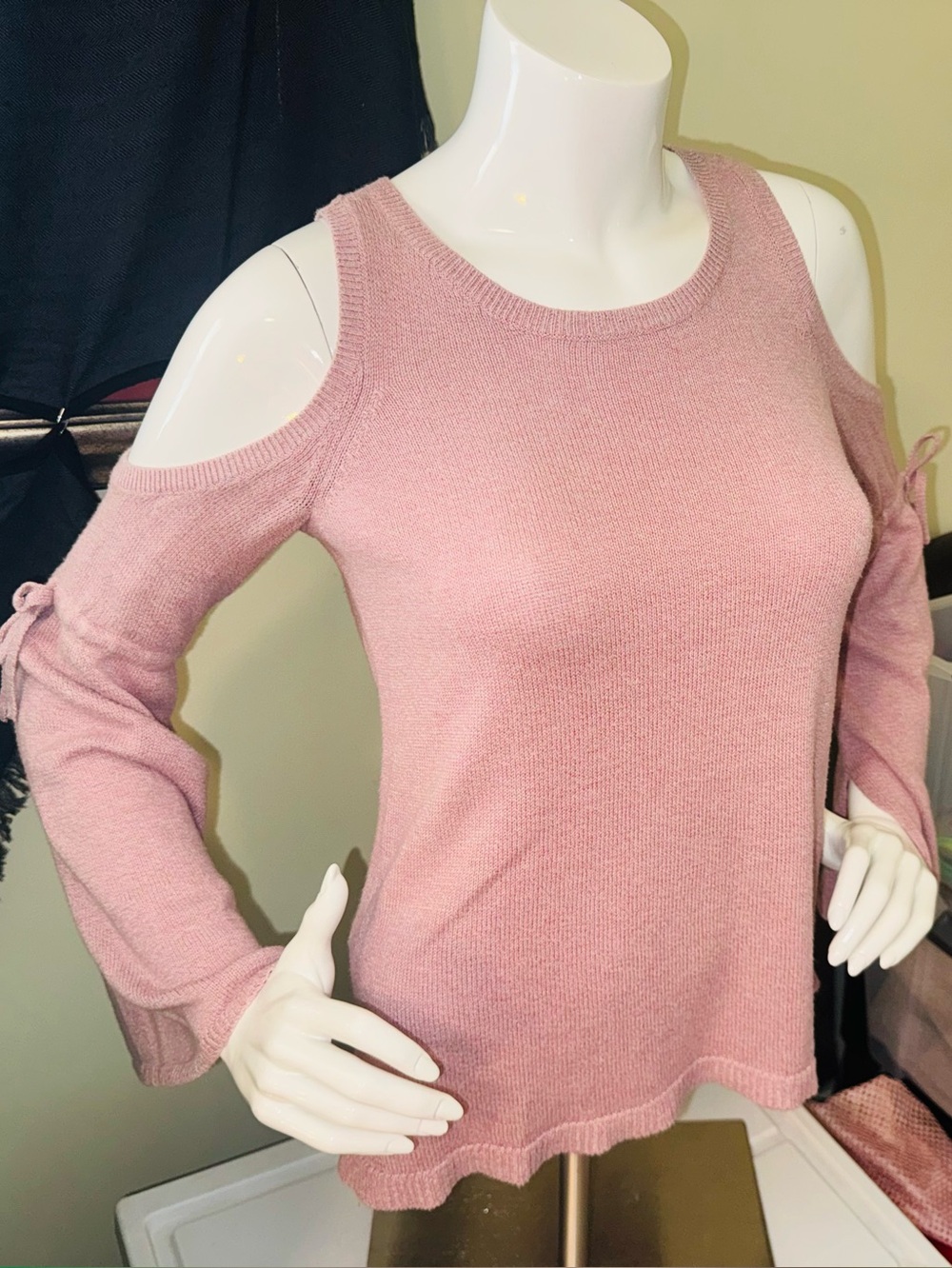 👑 Super Cute American Eagle Outfitters Pink Cold-Shoulder Knit Top Size Small